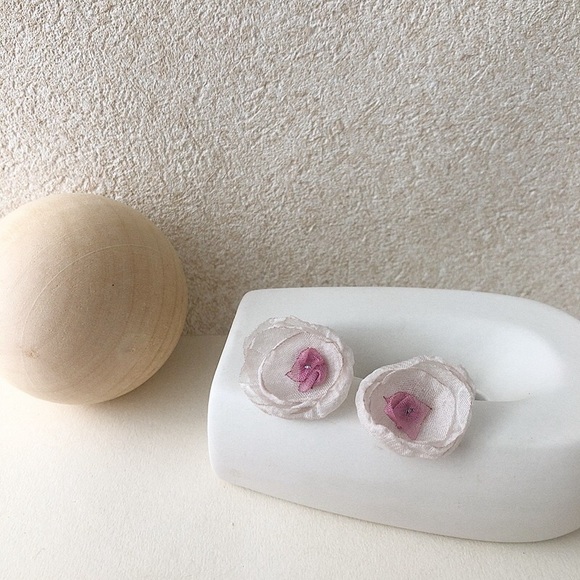 Organza flower earrings - Picture 6 of 9